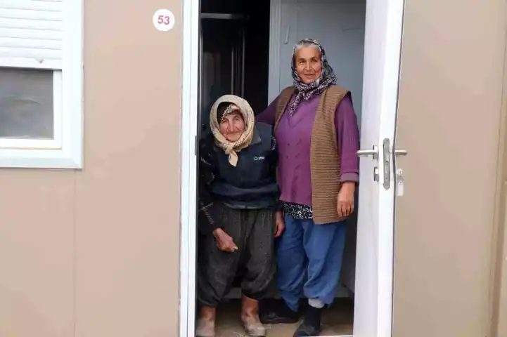 79 Yaşındaki Köylü Kadına Konteyner Ev Hediyesi