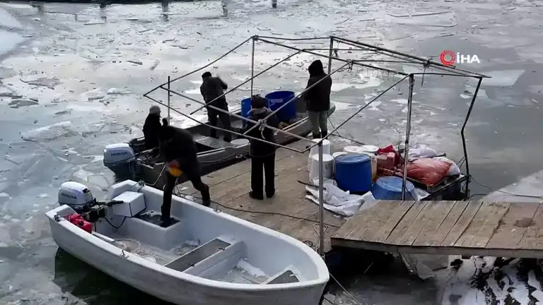 Erzincan'da Buz Tutmuş Gölde Balıkçılık Macerası