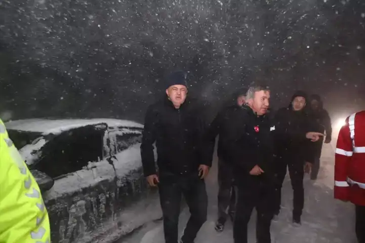 Doğu Anadolu'da Yoğun Kar Yağışı: Yol Kapandı
