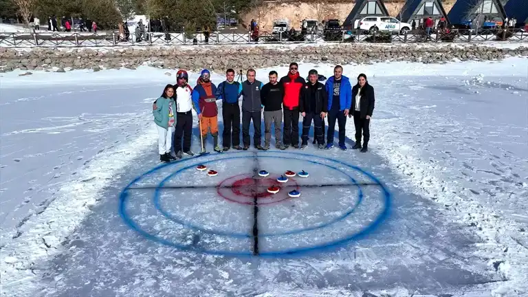 Erzincan'da Doğal Buz Pisti: Curling Keyfi!