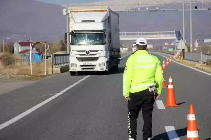 Kış Lastiği Denetimleri Başladı: Şehirlerarası Araçlar Kontrol Edildi