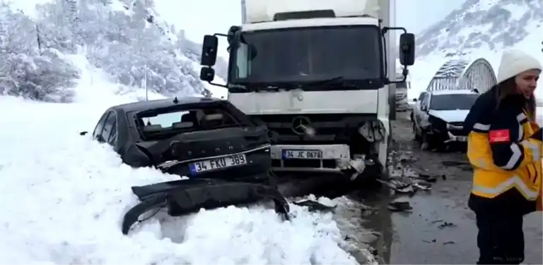 Erzincan'da Kar Yağışı Zincirleme Kazaya Neden Oldu