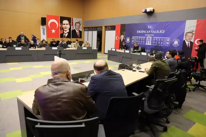 Doğu Anadolu'da Yoğun Kar Yağışı: Vatandaşlar Yurtlarda Misafir Edildi