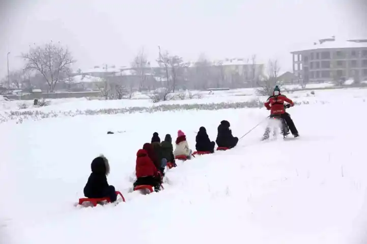 Kar Keyfi: Çocuklar Kros Motoruyla Kaydı