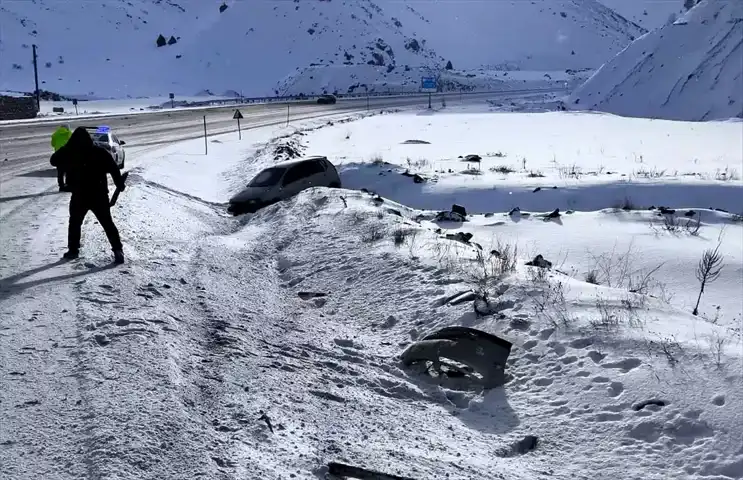 Erzincan'da Oto Kazası: 2 Yaralı