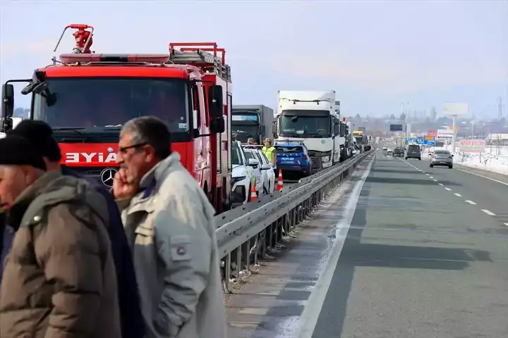 Erzincan'da Tır-Otomobil Kazası: 3 Yaralı
