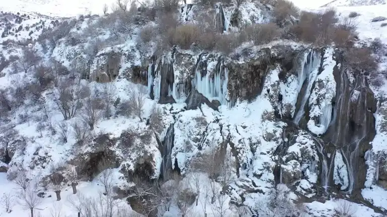 Kış Masalı: Donmuş Şelalenin Büyüsü