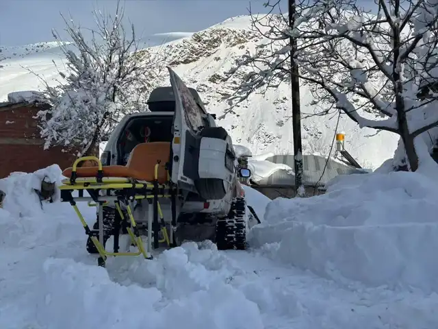 Paletli Ambulansla Karlı Yola Müdahale