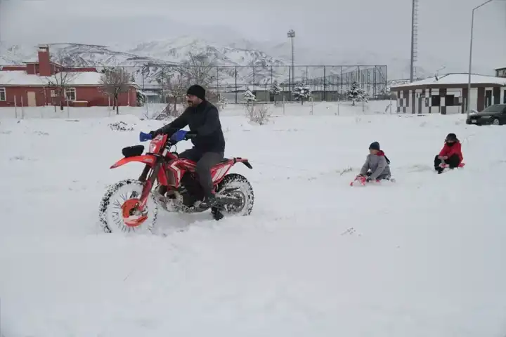 Karlı Günlerde Kızak Keyfi