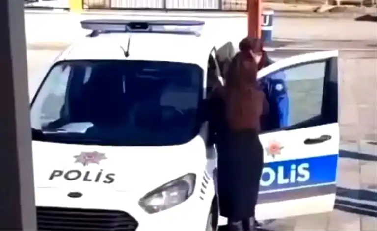 Minikler Polis Megafonuyla Şarkı Söyledi!