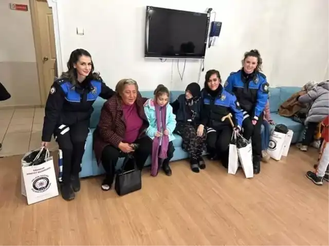 Polis ve Öğrenciler Yaşlıları Ziyaret Etti