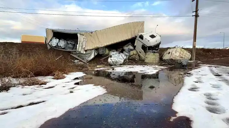 Sivas'ta Buzlu Yolda Tır Devrildi: Tonlarca Hammadde Tarlaya Döküldü