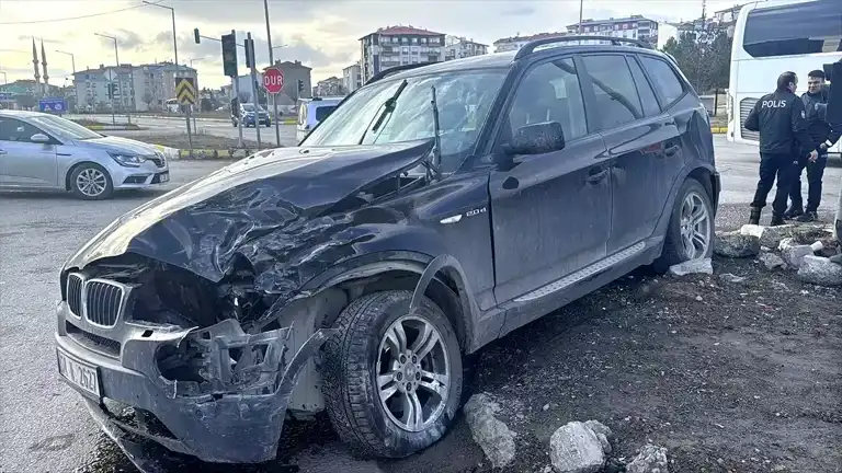 Sivas'ta Otobüsten Cip Kazası: 3 Yaralı